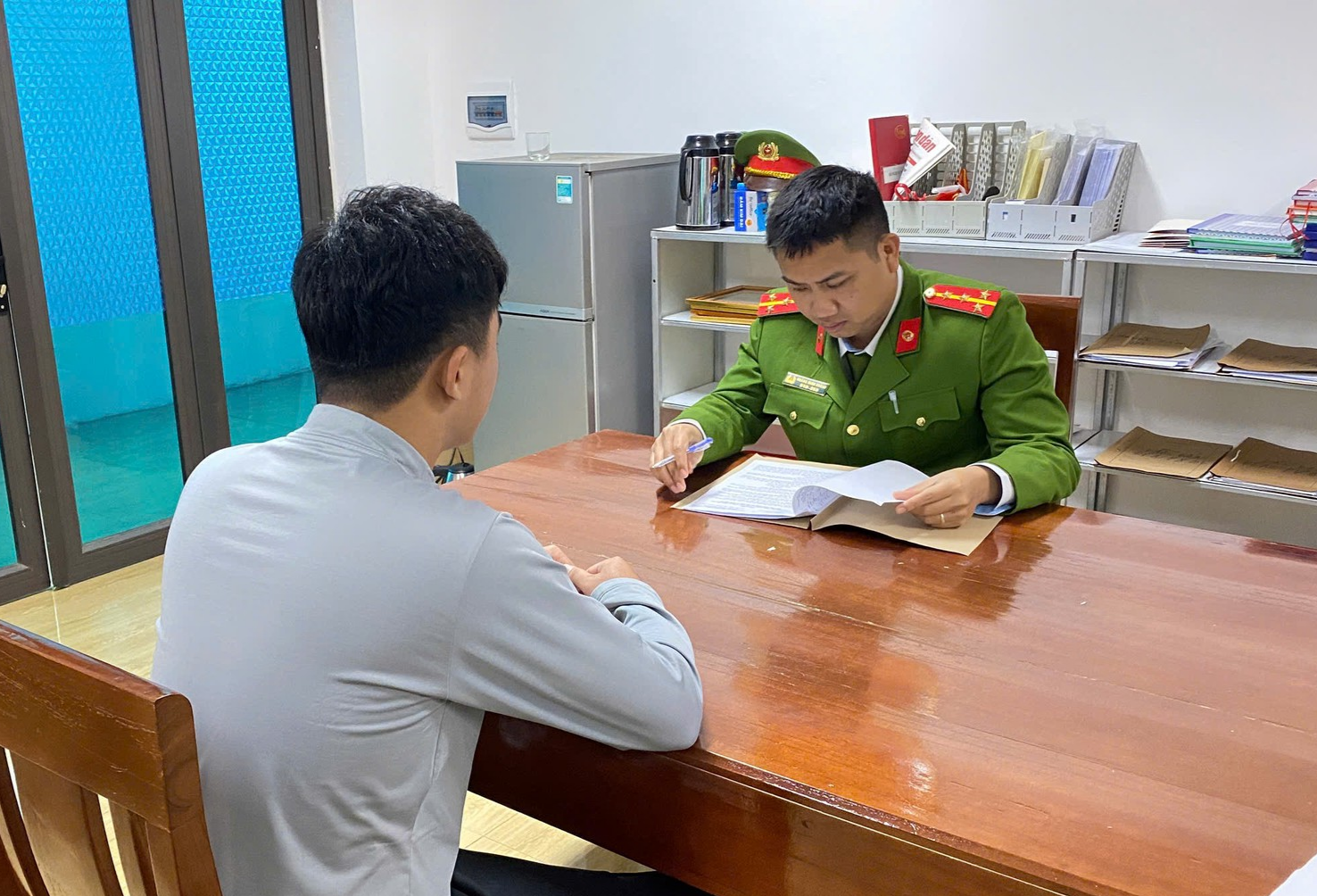 Công an xã Bản Nguyên làm việc với người vi phạm.jpg