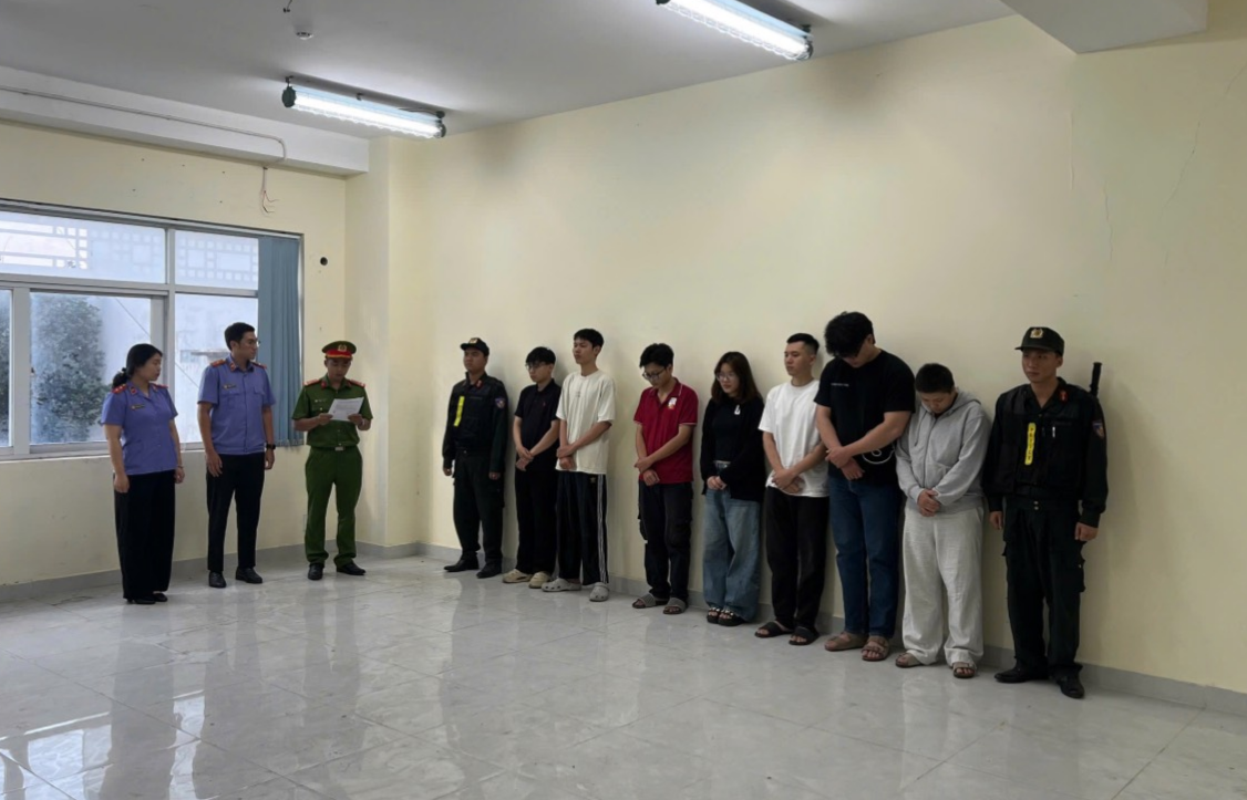 Từ trái sang_ Uy, Huân, Huy, Trung, An, Trường, Như.jpg