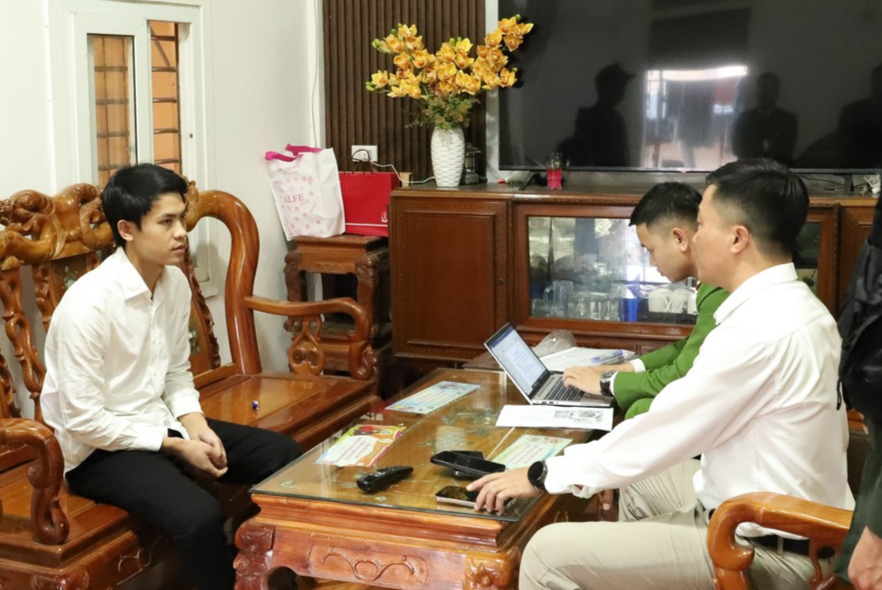 Trần Văn Hợp (áo trắng) trực tiếp tham gia thiết kế nhãn mác thuốc đông y Tiến Hạnh và đảm nhiệm khâu tiêu thụ sản phẩm ra thị trường..JPG