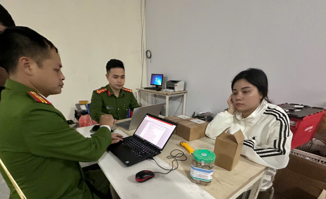 Lê Thị Ngọc Tình (thôn Châu Tùng, xã Đức Thọ, tỉnh Hà Tĩnh) là một trong các đối tượng mua thuốc đông y giả về tiêu thụ trên thị trường..jpg