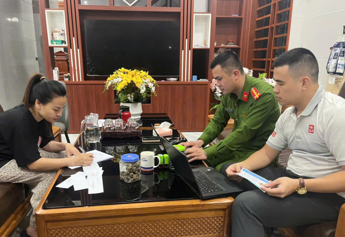 Lực lượng chức năng bắt giữ Nguyễn Thị Dung tại xã Can Lộc, là đối tượng tham gia tiêu thụ thuốc đông y giả..jpg