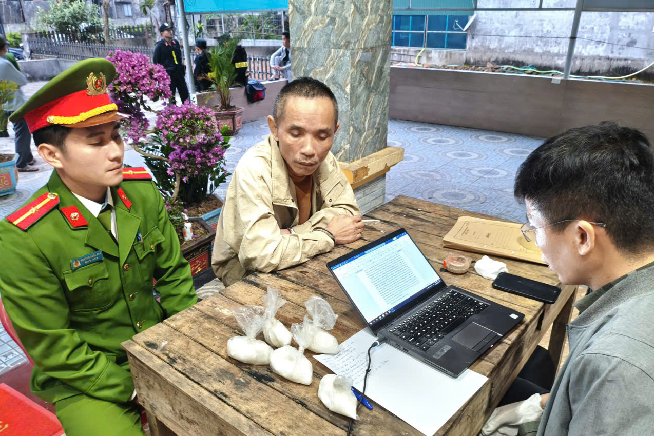 Bắt khám xét đối tượng Phan Văn Dũng ngay tại nhà riêng.jpg