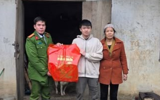 Công an xã Nguyên Bình tặng quà công dân trúng tuyển nghĩa vụ Công an nhân dân năm 2026.jpg