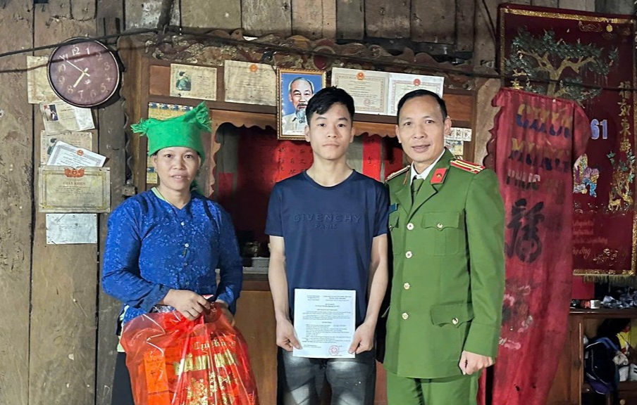 Công an xã Khánh Xuân thăm, tặng quà và động viên công dân trúng tuyển nghĩa vụ tham gia Công an nhân dân.jpg