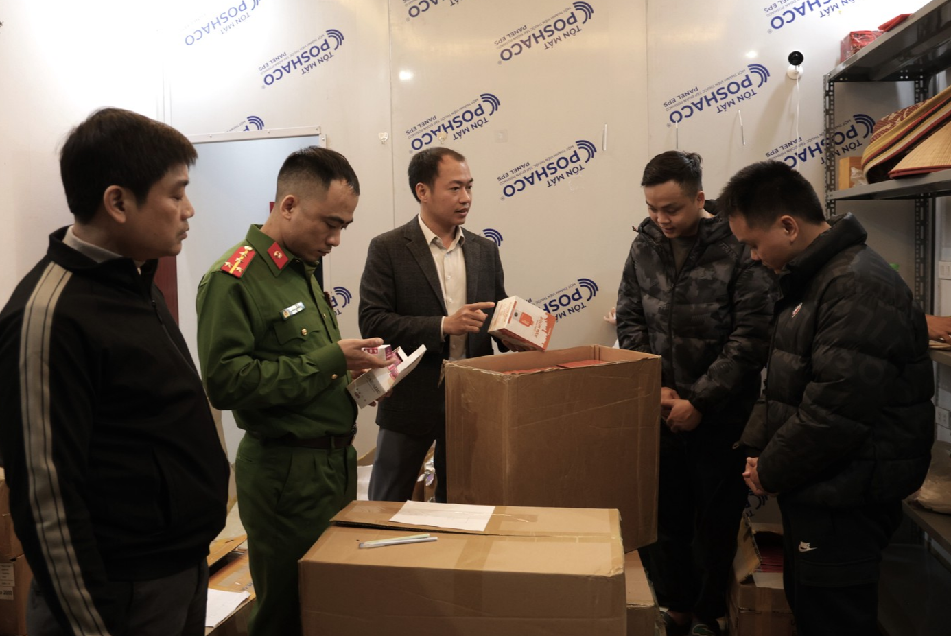 Trung tá Đặng Văn Đức, Trưởng phòng Cảnh sát hình sự cùng ban chuyên án đột nhập nhà của đối tượng Nguyễn Tuấn Anh.JPG