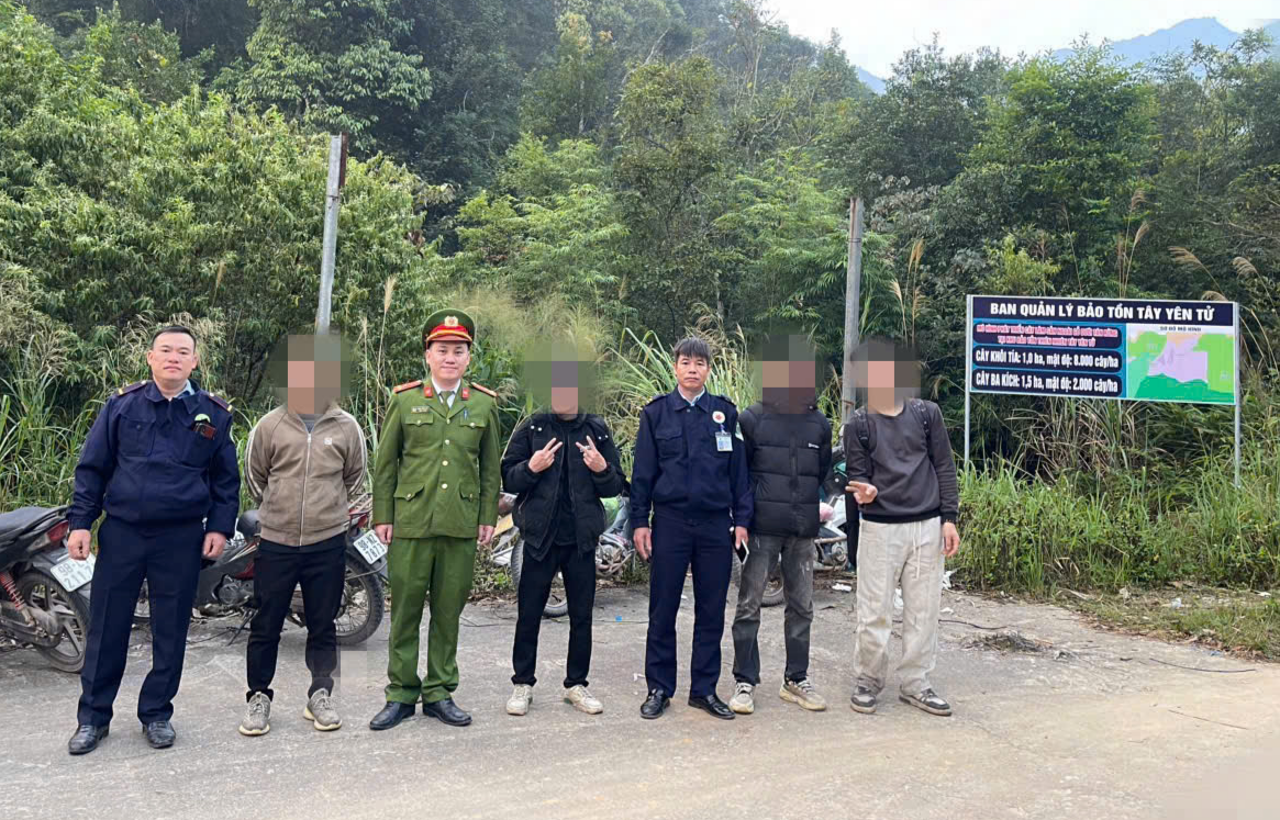 Lực lượng tìm kiếm đã đưa 4 du khách bị lạc trong rừng đến nơi an toàn.jpg