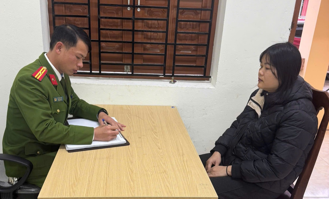 Đối tượng truy nã Nguyễn Thị Lãnh tại cơ quan Công an.jpg