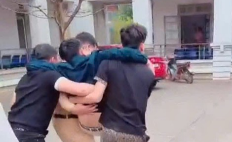 CSGT và người dân kịp thời đưa bệnh nhân đi cấp cứu.jpg