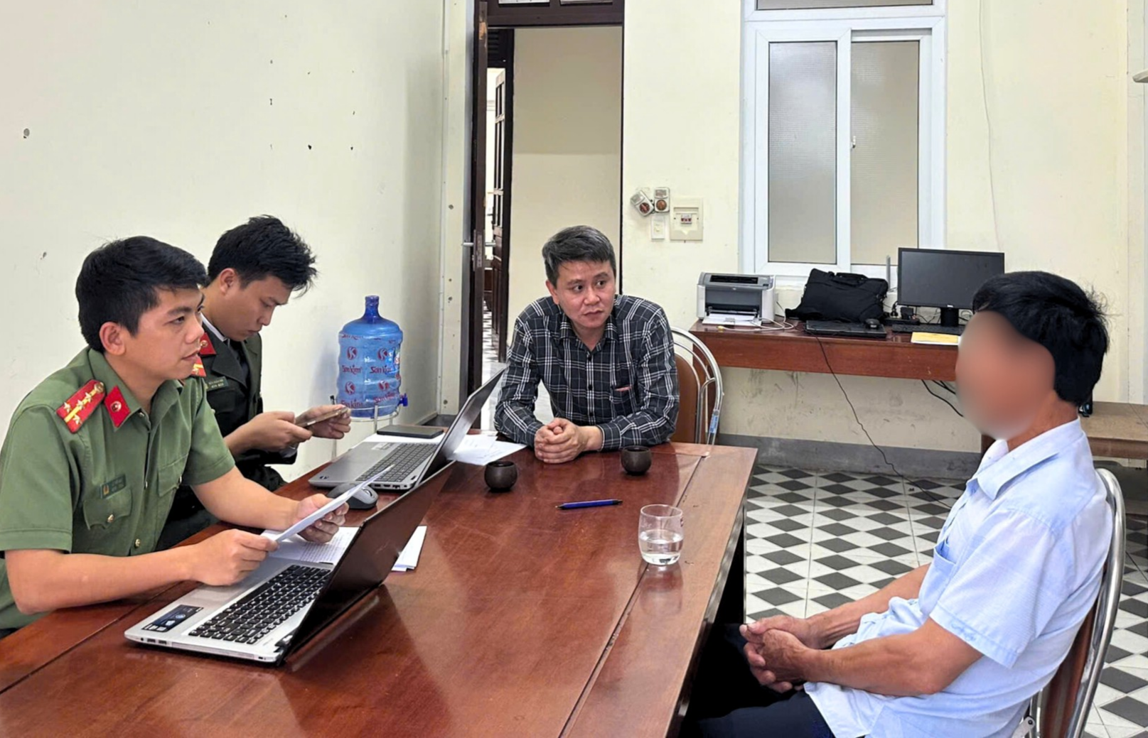 Phòng An ninh mạng và phòng chống tội phạm sử dụng công nghệ cao Công an tỉnh Hà Tĩnh làm việc với N.Đ.T.jpg