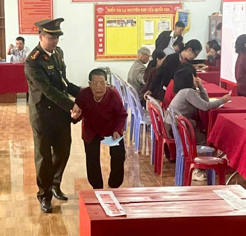 Công an xã Yên Trị hỗ trợ công dân cao tuổi bỏ phiếu.jpg