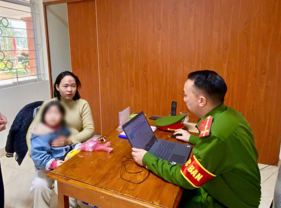 Lực lượng Công an xã xác minh thông tin thân nhân cháu H.jpg