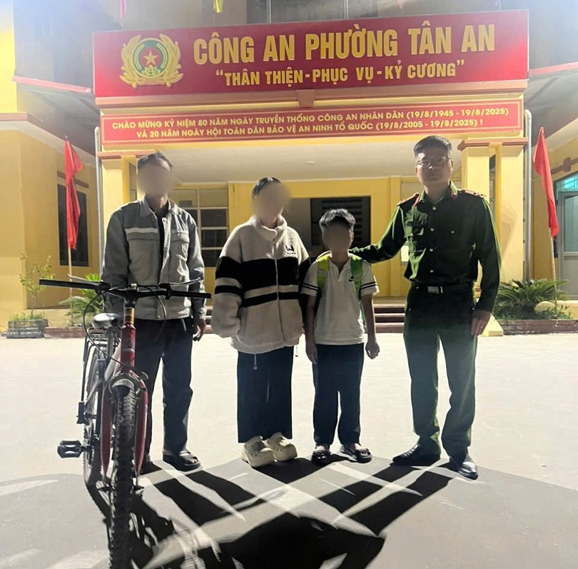 cháu bị bị lạc được tìm thấy.jpg