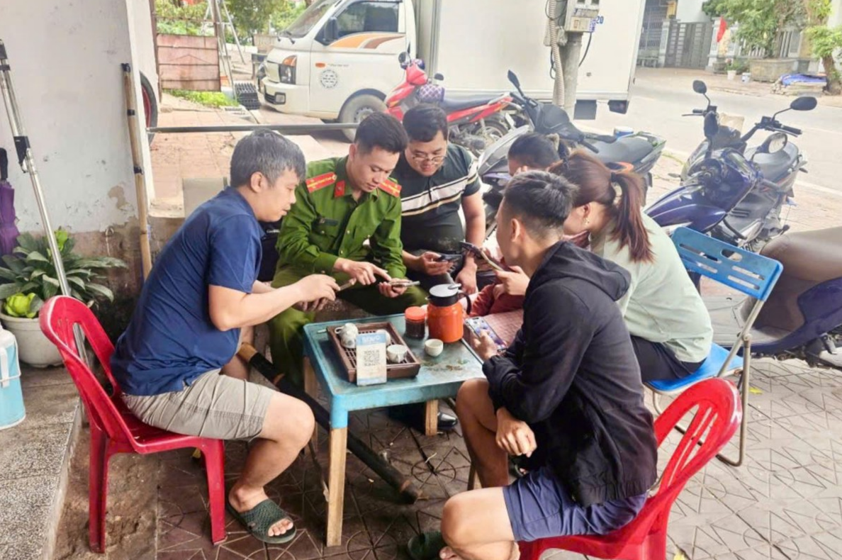 Cán bộ Công an phường Vĩnh Phúc Hướng dẫn người dân tích hợp tài khoản an sinh xã hội trên ứng dụng VNeID.jpg