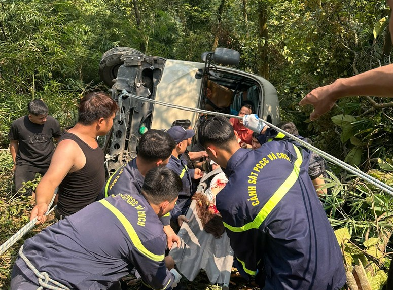 Lực lượng chức năng phối hợp đưa các nạn nhân ra khỏi xe.jpg