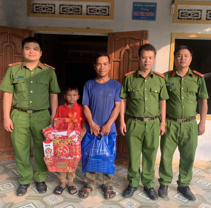 Công an xã Sơn Mai thăm và tặng quà gia đình cho con nuôi.jpg