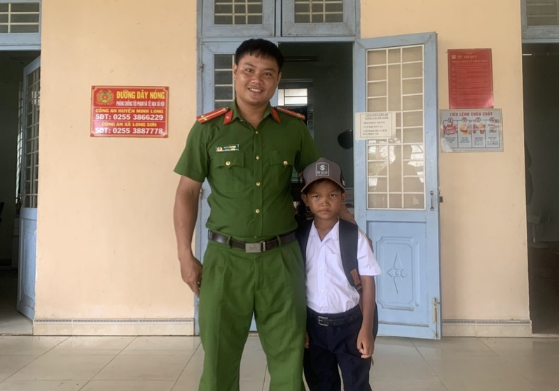 Chở con nuôi đi học về.jpg