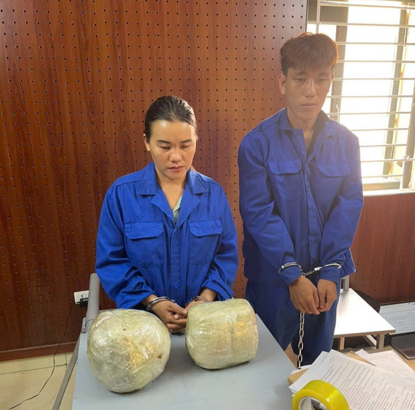 2 đối tượng Bàn Sành Quang và Chảo Tả Mẩy cùng tang vật.jpg