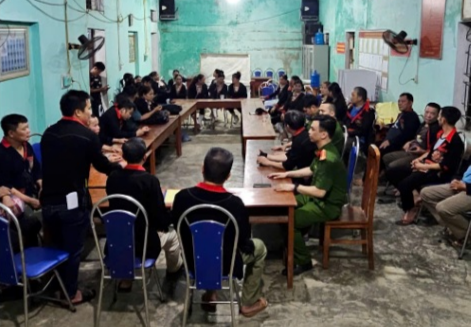 Cán bộ Công an phường Thống Nhất lắng nghe ý kiến của đồng bào Dao.jpg
