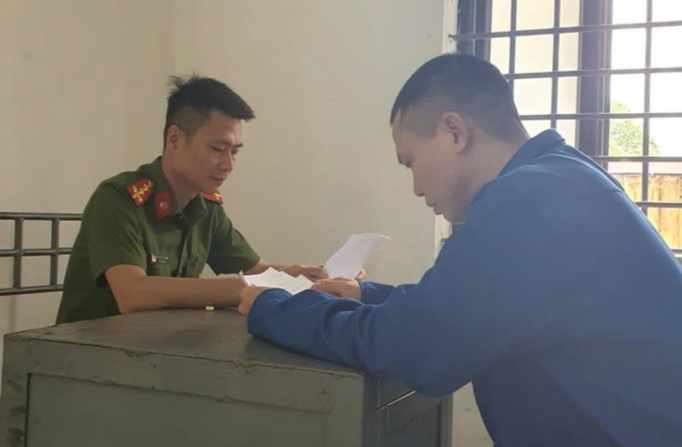 Bị can Tú làm việc với Cơ quan điều tra__067b427457.jpg