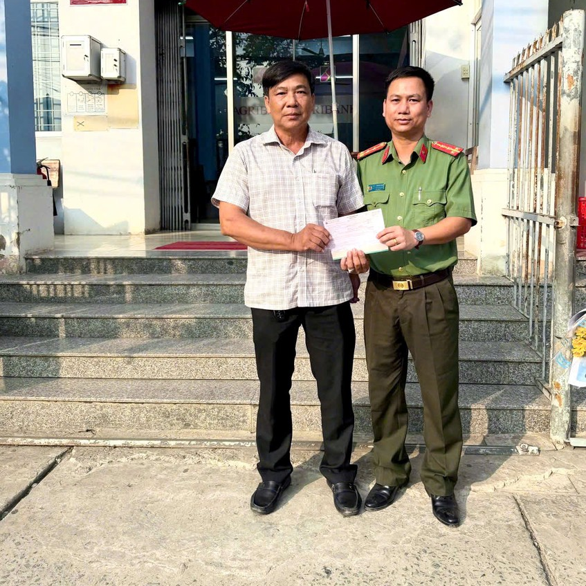3. Phó trưởng Côn an xã Bình Thành hoàn trả lại số tiền lại số tiền chuyển nhầm cho người dân.jpeg
