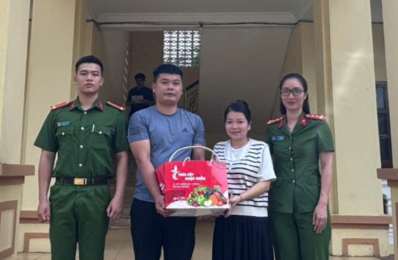 Anh Bùi  Anh Công trao trả lại số tiến  cho chị BùiThị Lan Hương tại cơ quan Côn__a047f3978c.jpg