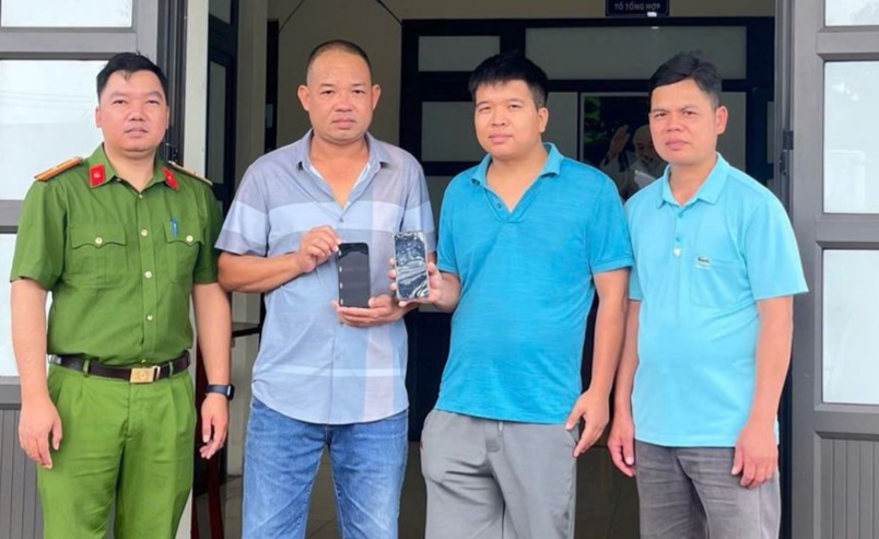 Anh Bùi Thành Long_ Áo kẻ trong buổi trao trả lại tiền__9d31a3b892.jpg