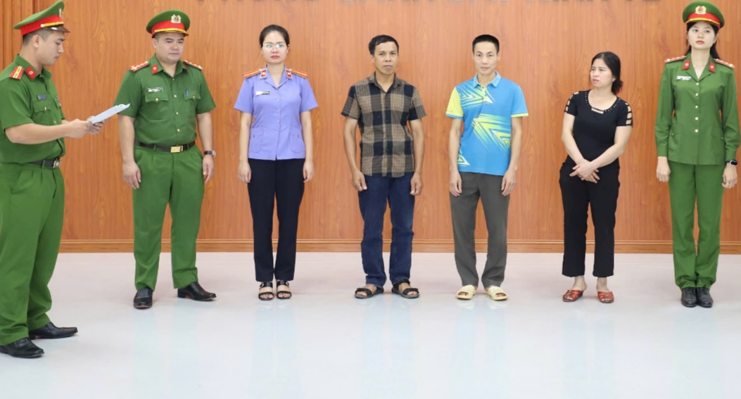 Cơ quan CSĐT Công an tỉnh Bắc Ninh tống đạt Quyết định khởi tố 3 vụ án, khởi tố 3 bị can.jpg