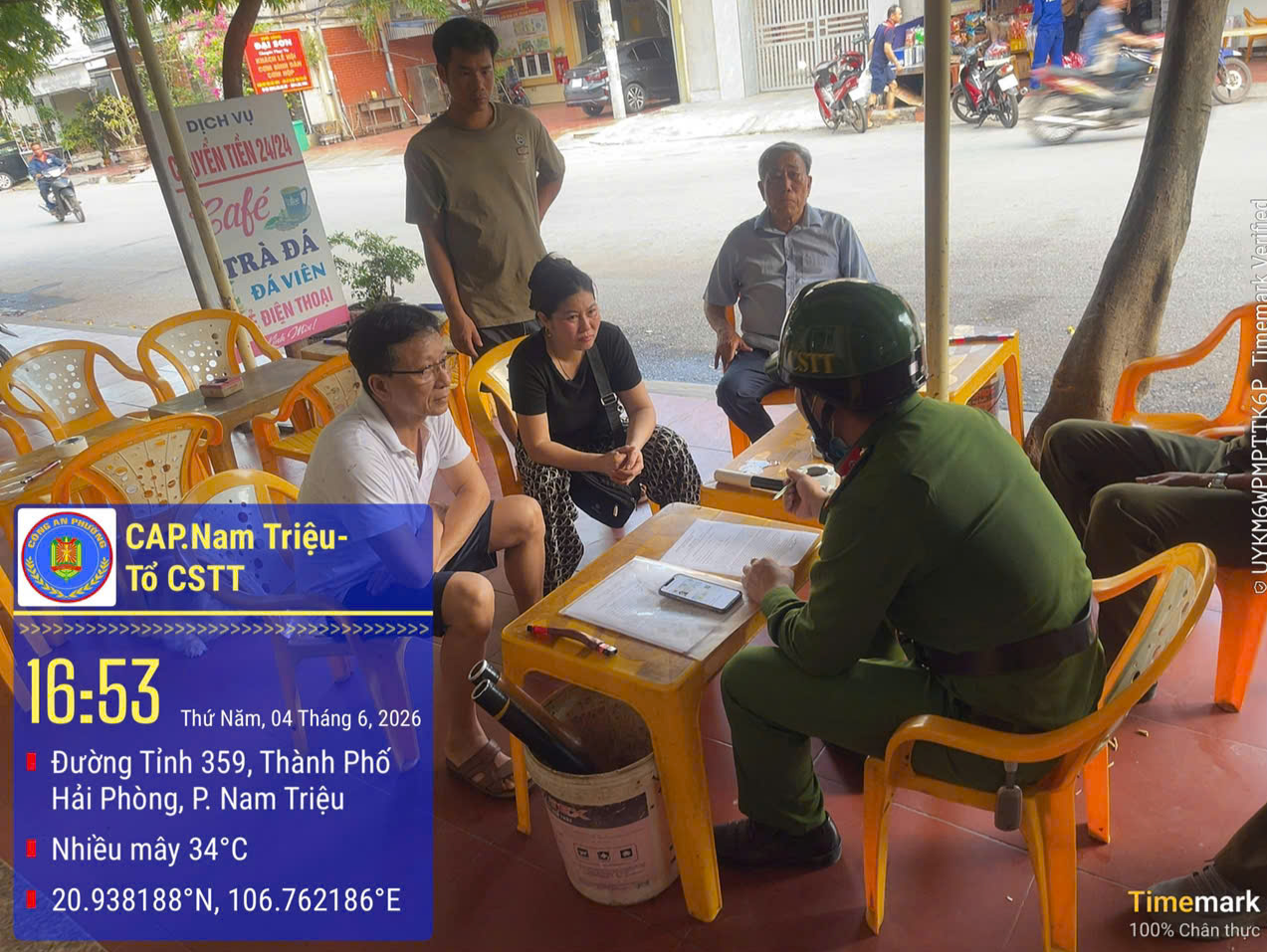 Lực lượng Công an ký cam kết với các hộ kinh doanh, buôn bán.jpg