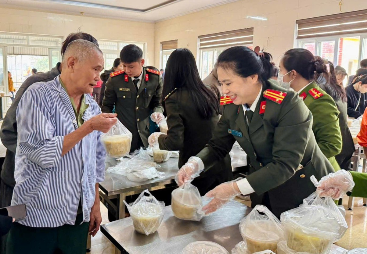 11. Lực lượng An ninh nhân dân Công an phường Thành Sen làm tốt các hoạt động an sinh xã hội.jpg