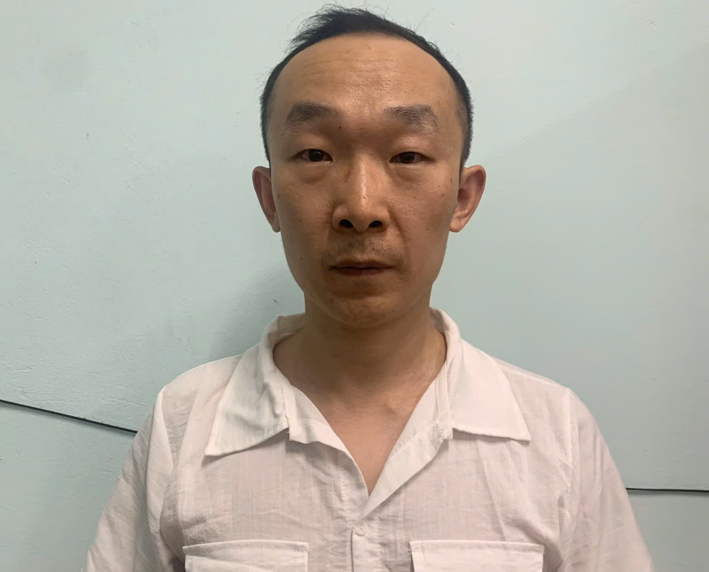 Đối tượng Zhao Wei Zhong tại cơ quan Công an.png