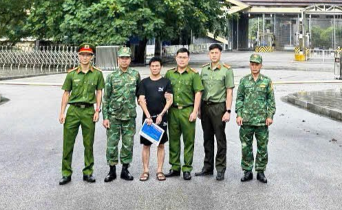 Ảnh 1. Đối tượng truy nã đặc biệt nguy hiểm Hoàng Văn Hùng bị bắt giữ khi nhập cảnh trở lại Việt Nam.jpg