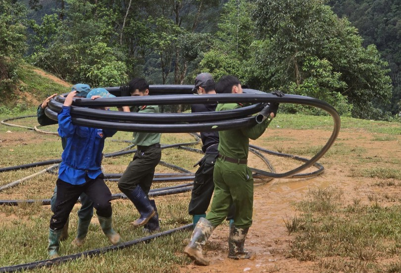 Công an xã Chế Tạo hỗ trợ kéo 8 cuộn ống dẫn nước phục vụ sản xuất cho gia đình một thành viên Tổ an ninh, trật tự ở cơ sở.jpg