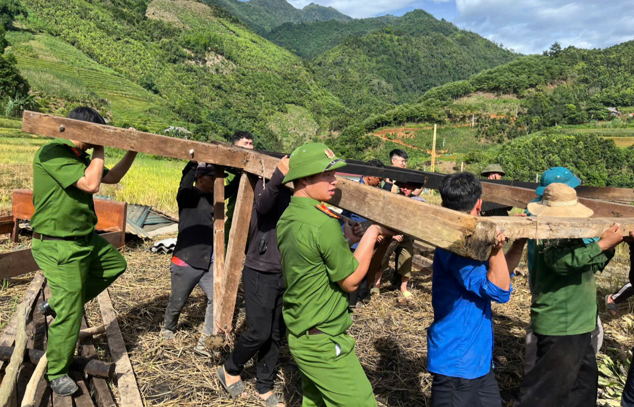 Sau khi hiến đất, Công an xã Tà Xi Láng hỗ trợ gia đình ông Vàng Vảng Páo di dời và dựng lại nhà tại vị trí mới.jpg