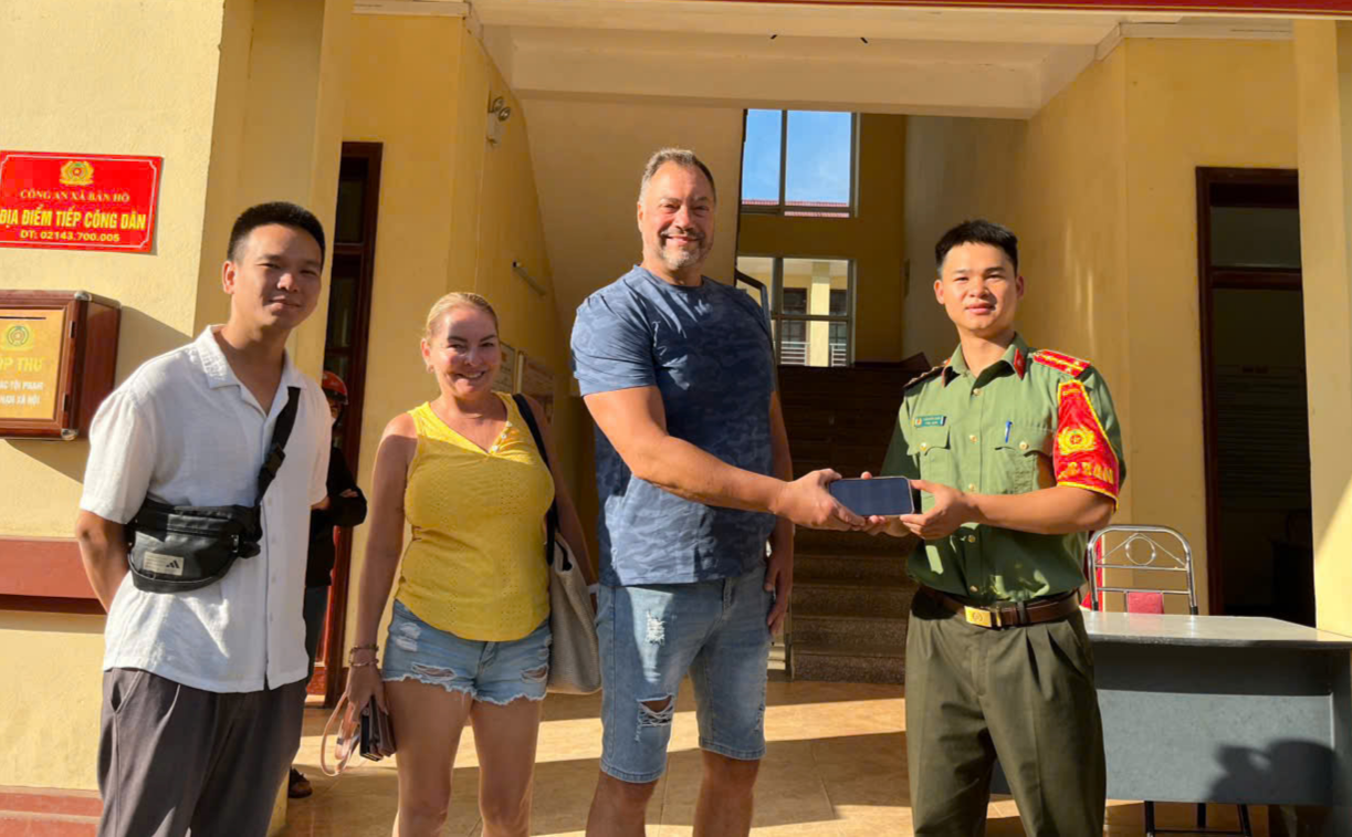 ông PIRKWIESER ARMIN vui mừng khi nhận lại tài sản vầ gửi lời cảm ơn tới lực lượng công an xã Bản Hồ.jpg