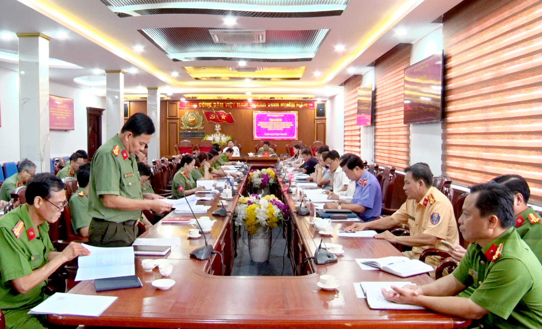 Đại biểu tham dự thảo luận.jpg