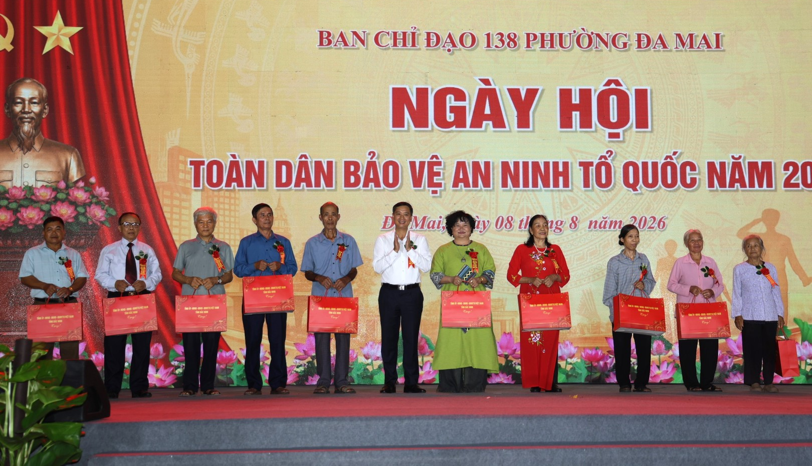 Ông Nguyễn Hồng Thái, Uỷ viên TW Đảng, Bí thư Tỉnh uỷ trao quà cho các gia đình chính sách.JPG
