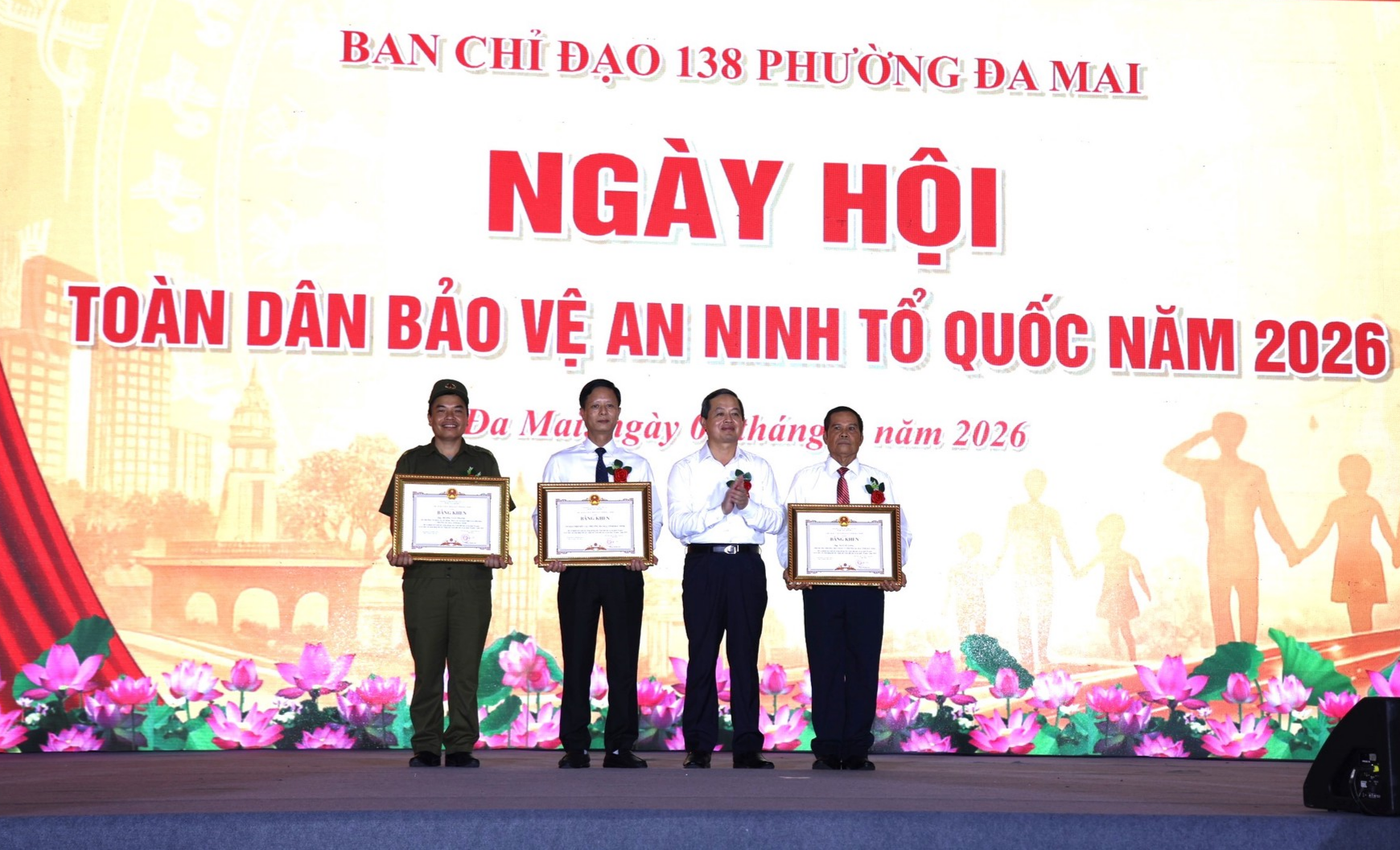 Ông Phạm Hoàng Sơn, Chủ tịch UBND tỉnh trao Bằng khen cho các tập thể, cá nhân có thành tich trong phong trào toàn dân BVANTQ.JPG