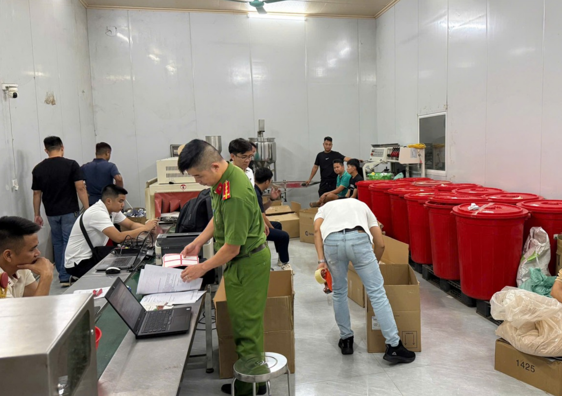 Cơ quan Cảnh sát điều tra khám xét khẩn cấp nơi làm việc của các đối tượng.jpg