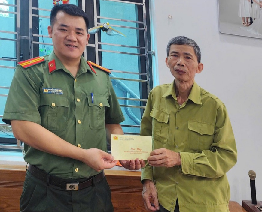 d.c-thieu-ta-nguyen-long-hung-trao-phan-qua-cho-benh-binh-cand-nhan-dip-ky-niem-ngay-truyen-thong-cand.jpg