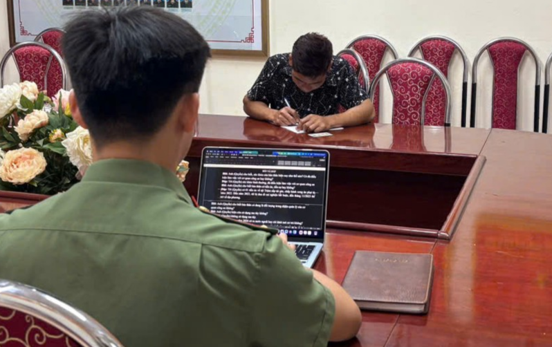 Đối tượng Vi Văn Quyền tại cơ quan Công an.jpg