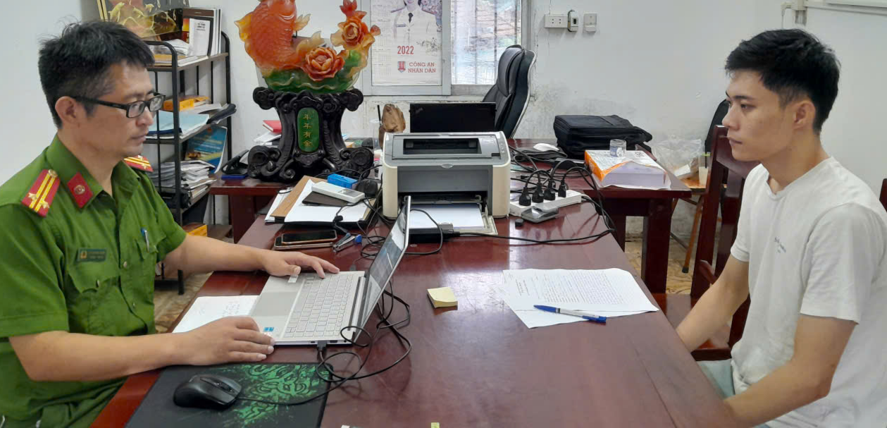 Công an phường Vân Phú làm việc với đối tượng Nguyễn Thành Lộc.jpg