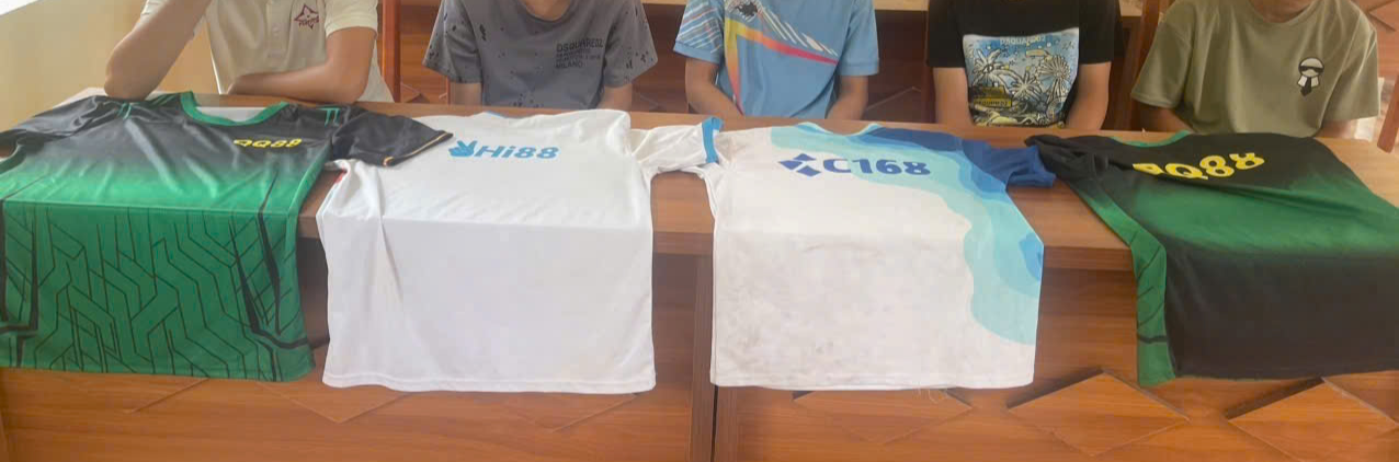 Áo phông có in hình logo các trang cờ bạc trực tuyến được các đối tượng tán phát cho học sinh dưới dạng quà tặng.jpg
