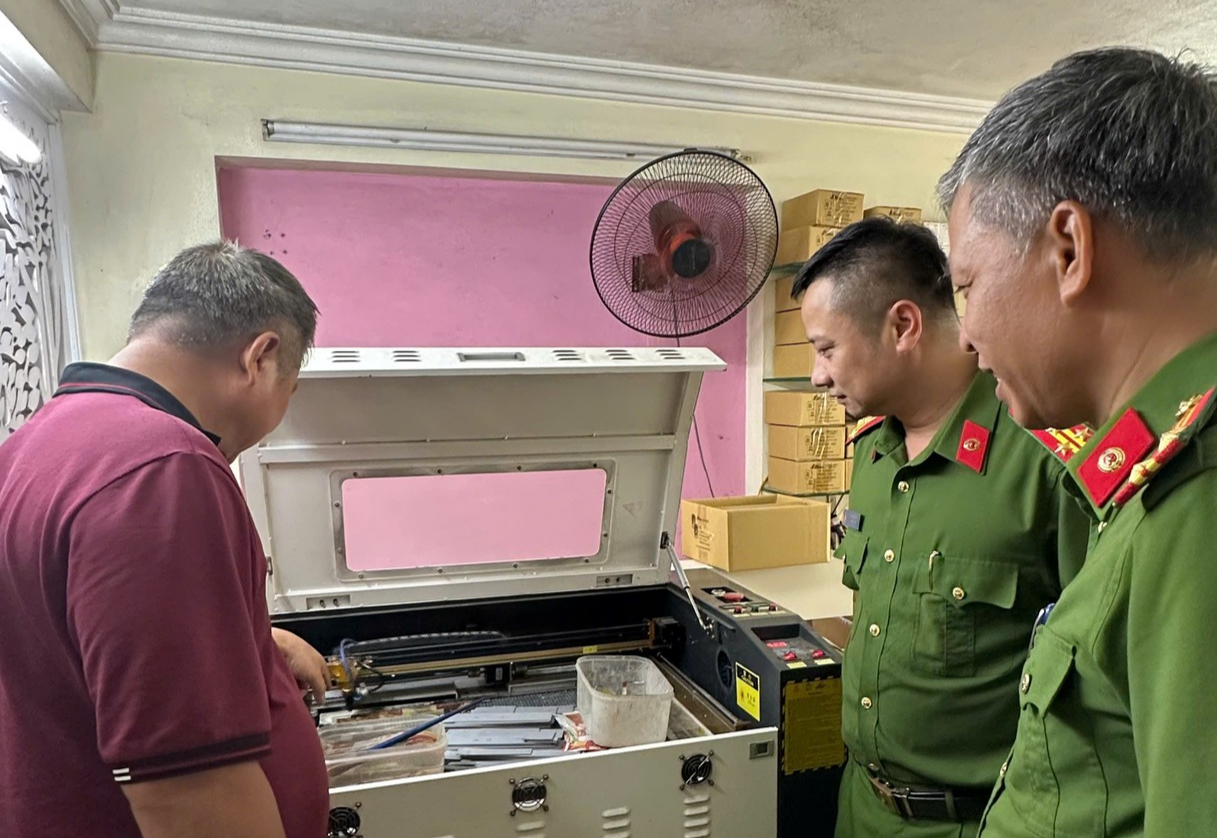 Lãnh đạo, chỉ huy khảo sát, kiểm tra trang thiết bị phục vụ công tác cấp dấu tại cơ sở khắc dấu.jpg