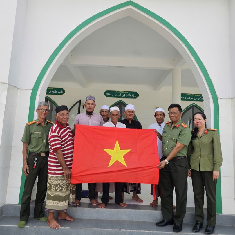 Ảnh 4. Trao tặng cờ Tổ quốc cho Ban Quản trị tháng đường Nurul Imam.jpg