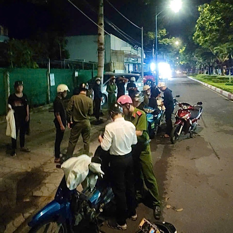ẢNH. Công an phường Tân Ninh kiểm tra giấy tờ các xe có biểu hiện nghi vấn.jpg