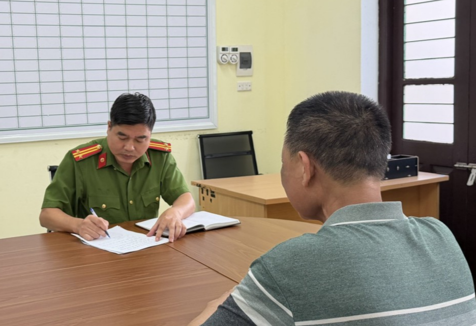 can-bo-cong-an-phuong-mao-khe-dang-tuyen-truyen-den-d.q.t-cac-phuong-thuc-lua-dao-tren-khong-gian-mang-tai-tru-so-cong-an-phuong.jpg