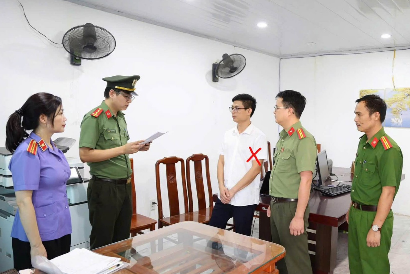 Cơ quan Công an tiến hành khám xét khẩn cấp nơi làm việc của Đàm Đình Mạnh, Giám đốc Công ty cổ phần xây dựng CTT (2).jpg
