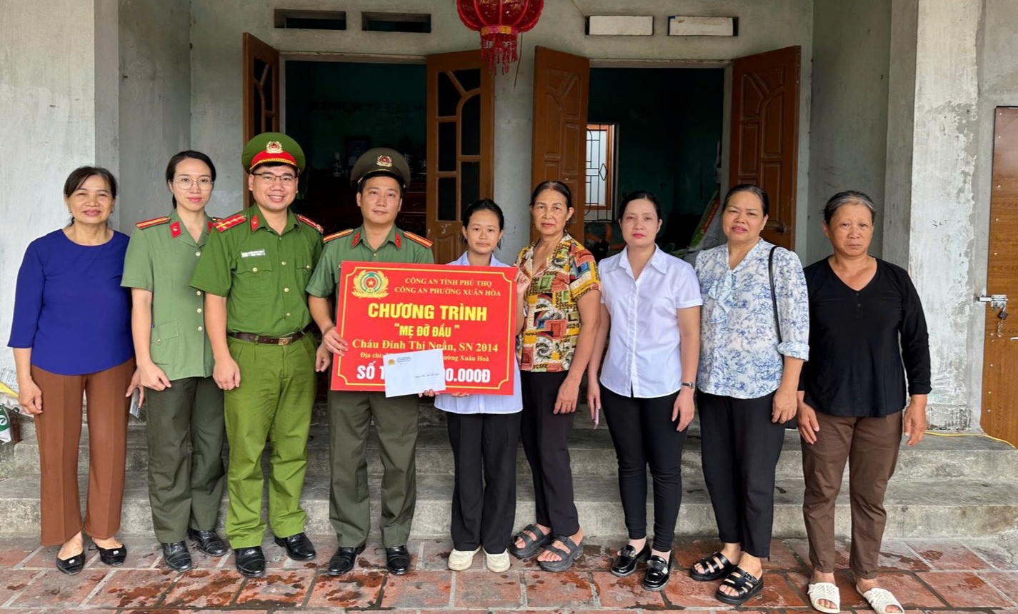 Công an phường Xuân Hòa từ “Mẹ đỡ đầu” đến điểm tựa cho trẻ em có hoàn cảnh khó khăn.jpg
