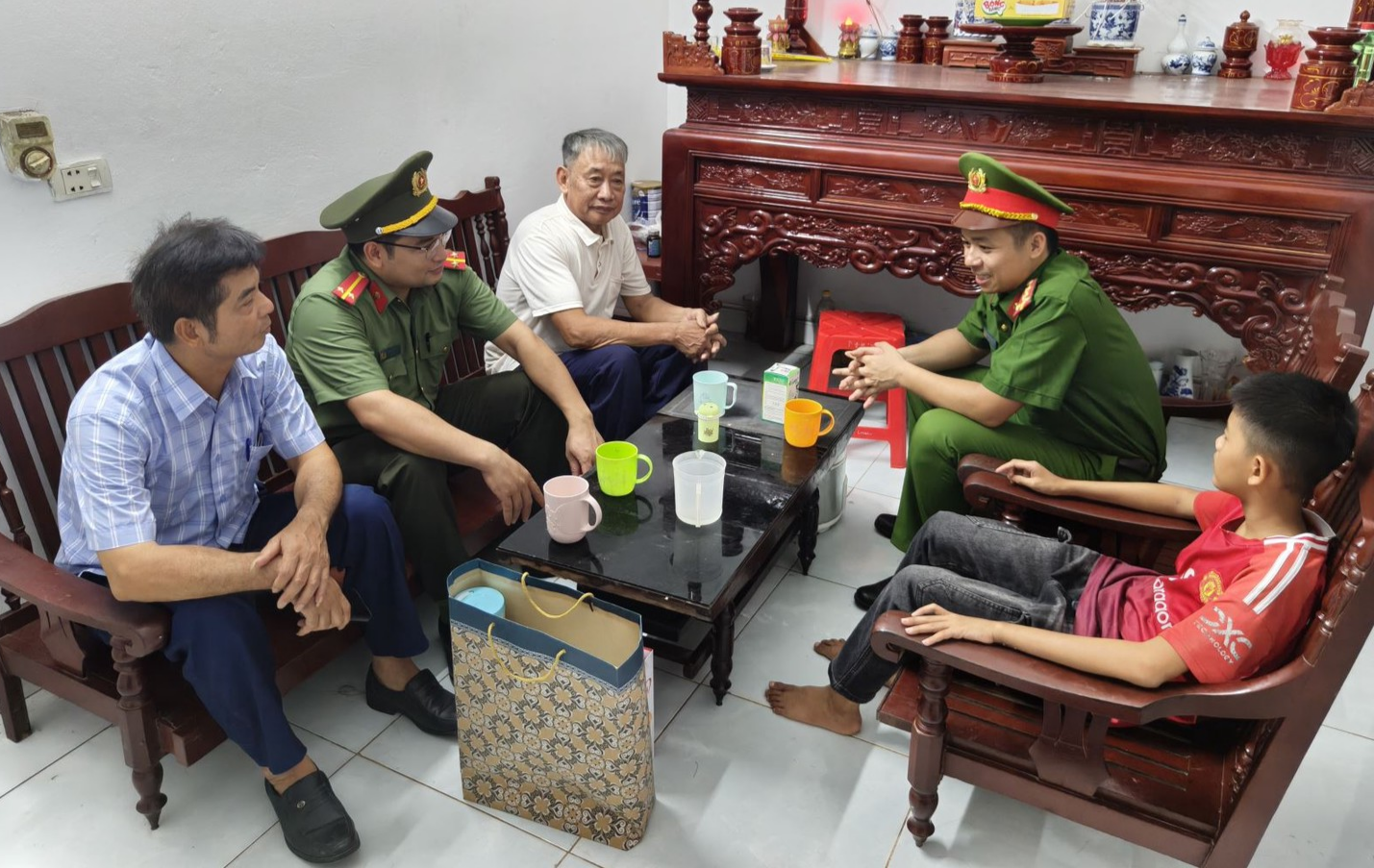 Công an xã Bản Nguyên động viên “Con nuôi Công an xã” đầu năm học mới.jpg