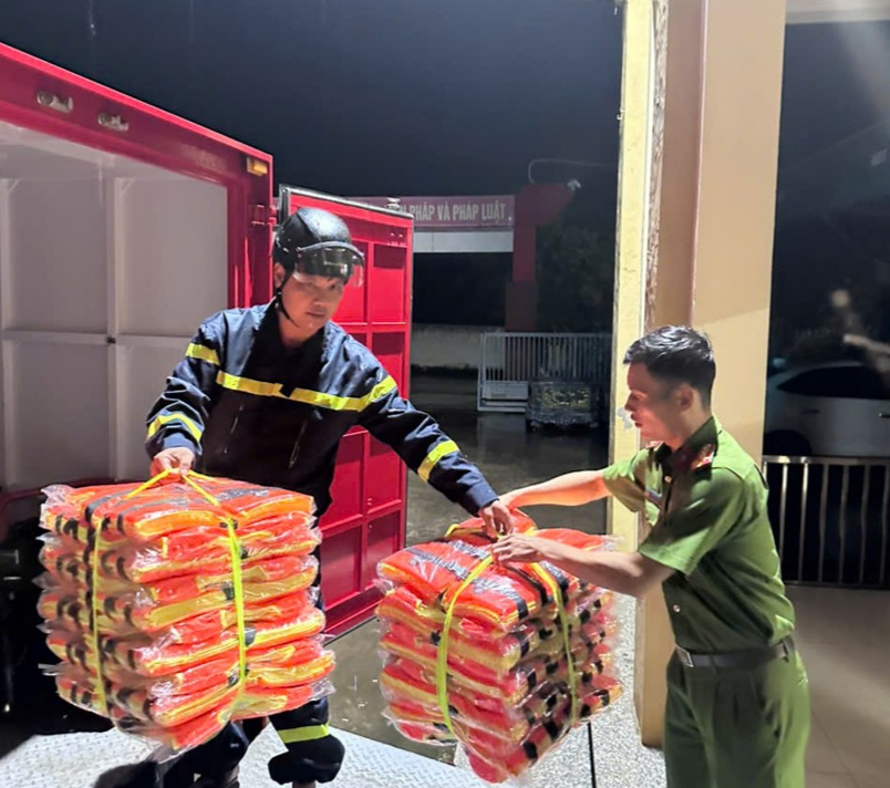 Phòng cảnh sát PCCC và CNCH trao cấp áo phao cho Công an xã Thọ Văn trong đêm ng__b8e6a54dc1.jpg